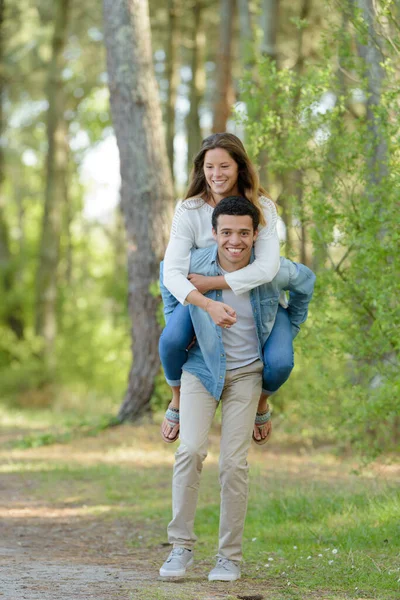 Chlapec Dává Přítelkyně Piggyback Podél Cesty Země — Stock fotografie