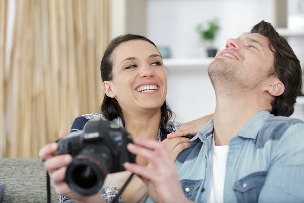 Güzel Genç Mutlu Çift Kameraya Bakıyor — Stok fotoğraf