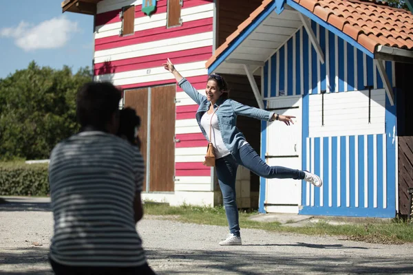 Kvinna Poserar För Fotografi Vid Stranden Hydda — Stockfoto