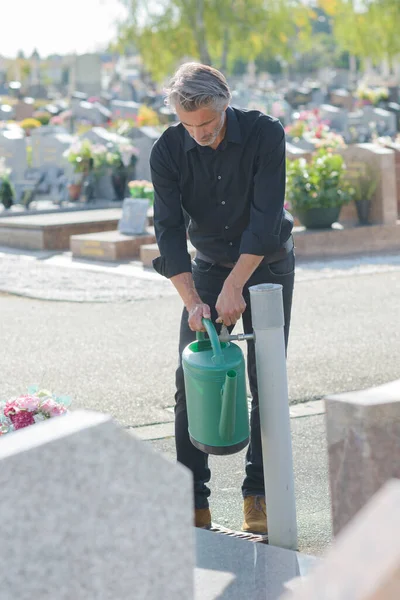 Homme Recueillant Eau Dans Cimetière — Photo