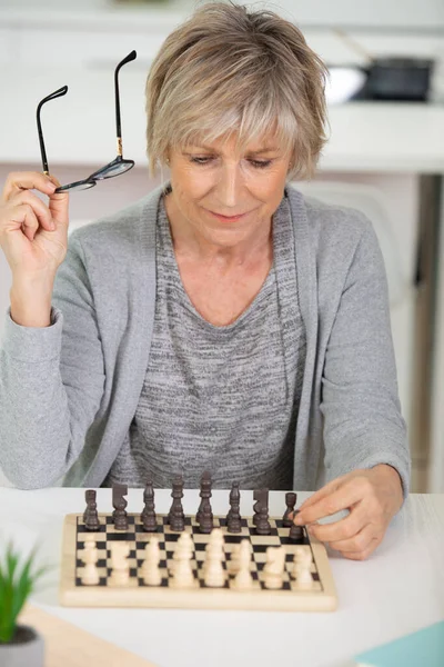 Senior Woman Wait Partner Playing Chess — Stock Photo, Image