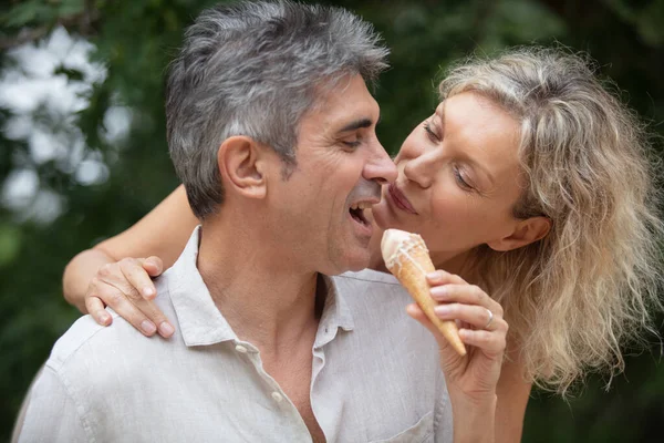 Paar Buiten Eten Van Ijs Glimlachen — Stockfoto