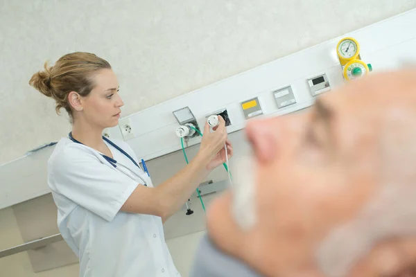 Médico Femenino Sostener Enchufe Alimentación —  Fotos de Stock