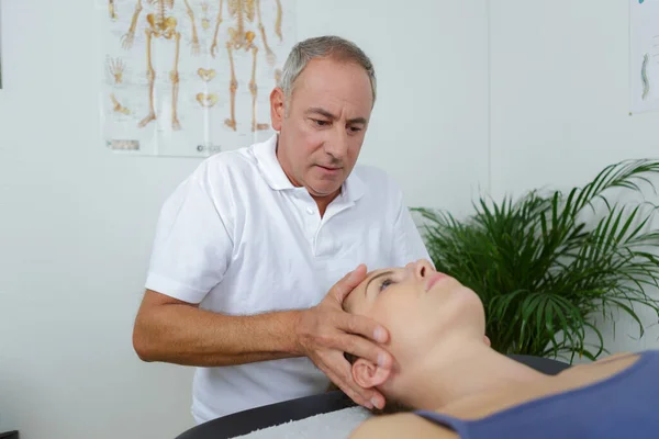 Femme Recevant Massage Tête Physiothérapeute Clinique — Photo
