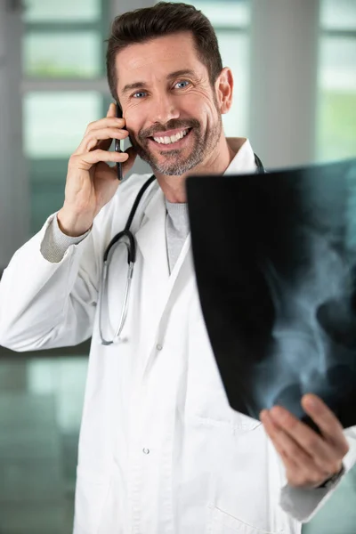 Homme Médecin Téléphone Tenant Une Radio — Photo