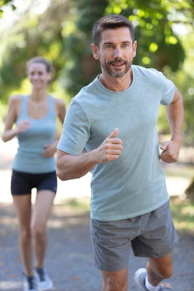 Pareja Corriendo Día Verano —  Fotos de Stock