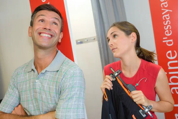 Sonriente Pareja Seleccionando Ropa Vestuario Deportivo —  Fotos de Stock