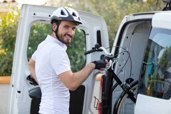 Człowiek Rower Górski Umieścić Jego Rower Samochodzie — Zdjęcie stockowe