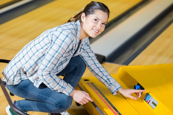 Vacker Flicka Bowlinghallen — Stockfoto