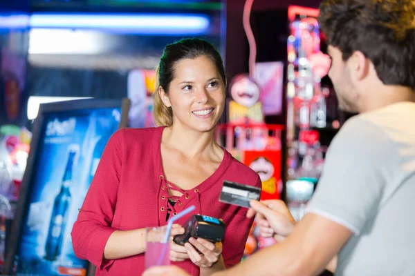 Cliente Haciendo Pago Través Terminal Pago Mostrador — Foto de Stock