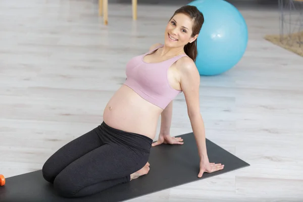 ヨガをやって幸せな妊娠中の女性 — ストック写真
