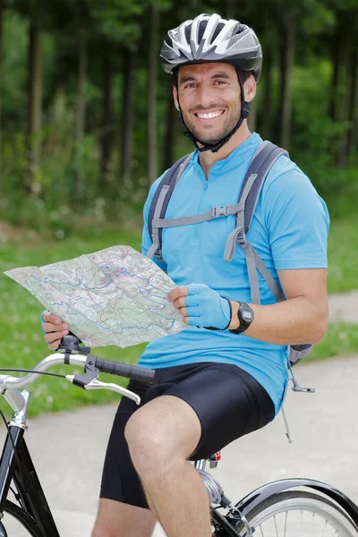 Hombre Feliz Bicicleta Comprobar Mapa —  Fotos de Stock