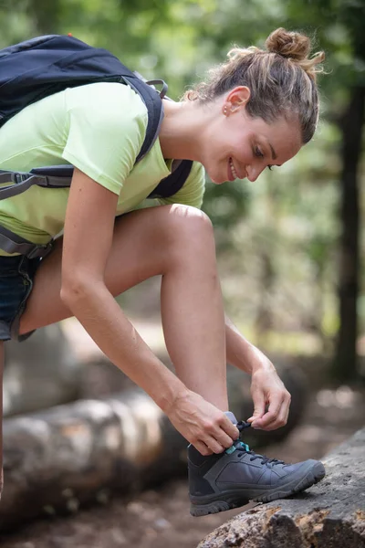 Felice Escursione Facendo Lacci Scarpa — Foto Stock