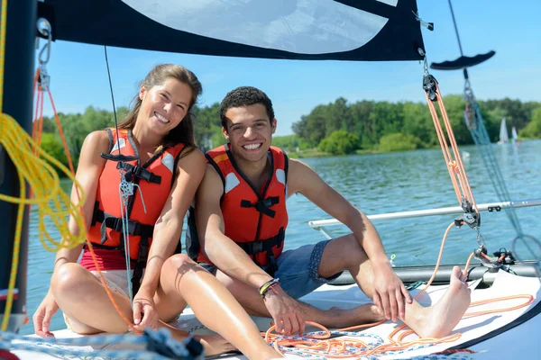 Een Koppel Een Zeilboot — Stockfoto