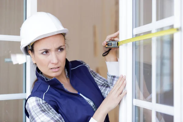 Arbetskvinna Som Kontrollerar Storleken Det Färdiga Pvc Fönstret — Stockfoto
