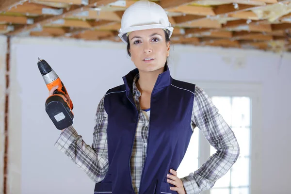 Mulher Construtor Segurando Uma Broca — Fotografia de Stock