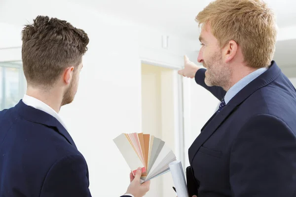 Sanierungsberater Zeigt Die Wahl Der Farben — Stockfoto