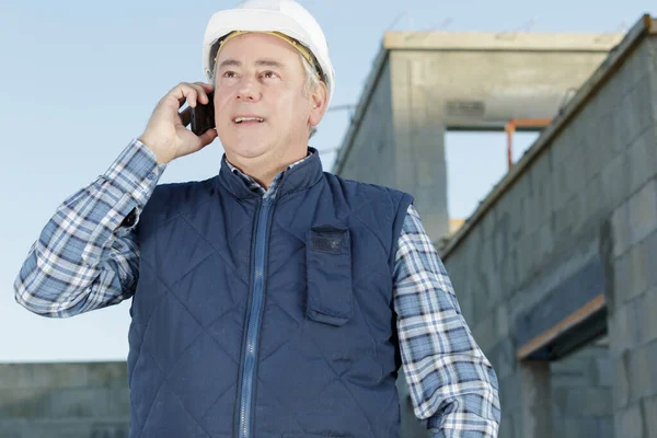 Dojrzały Inżynier Rozmawia Przez Telefon Zewnątrz — Zdjęcie stockowe