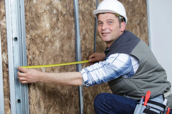 Junger Mann Misst Eine Erwärmte Wand — Stockfoto