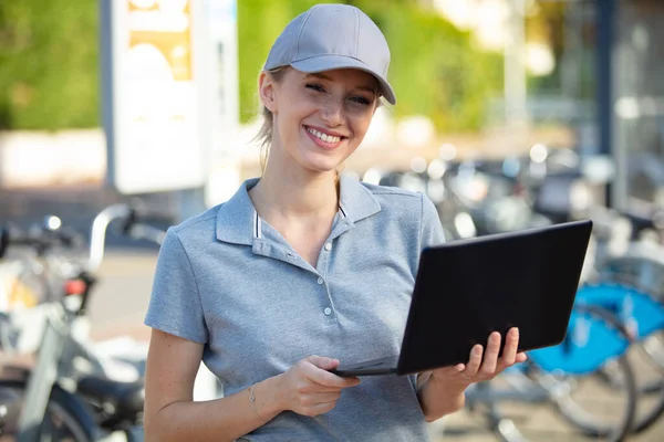 Female Mechanic Laptop Outdoors — Stock Photo, Image