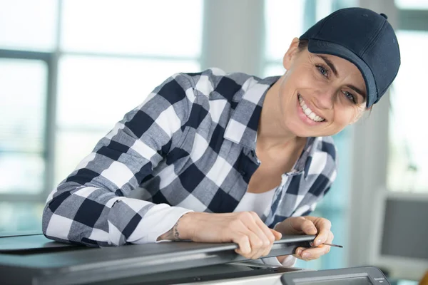 Felice Tecnico Femminile Sorridente Alla Macchina Fotografica — Foto Stock