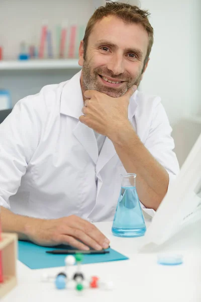 Laboratuvarda Gülümseyen Bir Bilim Adamı — Stok fotoğraf