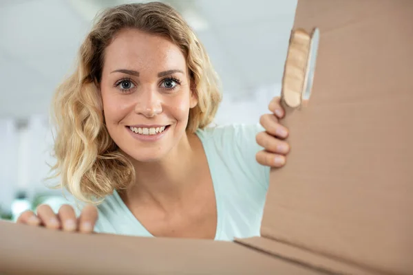 Χαρούμενη Γυναίκα Ανοίγοντας Ταχυδρομικό Πακέτο — Φωτογραφία Αρχείου