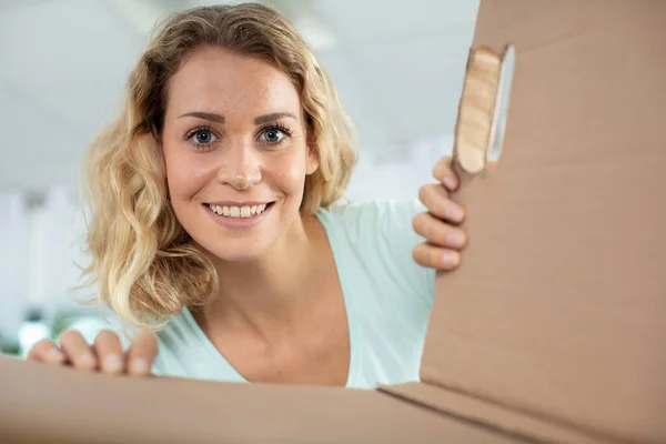 Gelukkig Vrouw Opening Postpakket — Stockfoto