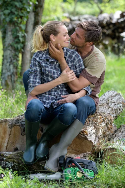 Belo Casal Feliz Está Beijando Natureza — Fotografia de Stock