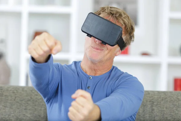 Muž Pomocí Virtuální Reality Sluchátka — Stock fotografie