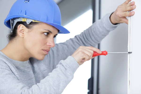 Young Woman Technician Fixing Door — Stock Photo, Image