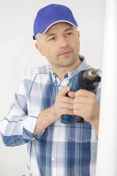 Hombre Taladra Una Pared —  Fotos de Stock