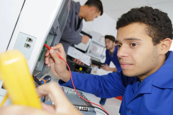 Stajyer Elektrikçiler Onların Ticaret Öğrenme — Stok fotoğraf