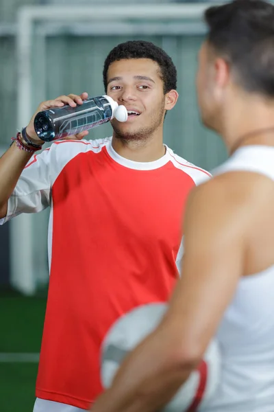 Hombres Hablando Durante Pausa Práctica Fútbol —  Fotos de Stock