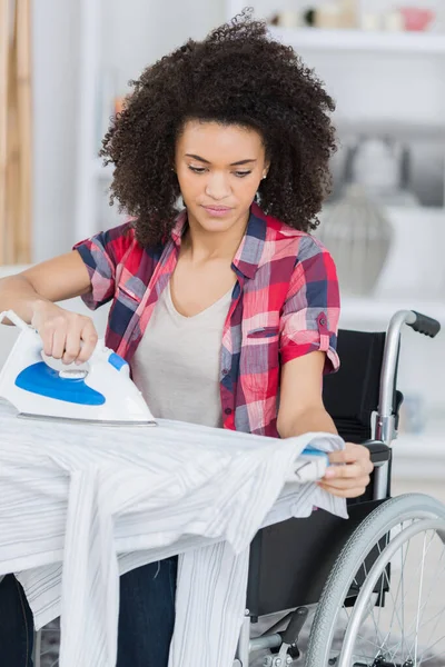 Kobieta Wózku Inwalidzkim Prasowania — Zdjęcie stockowe