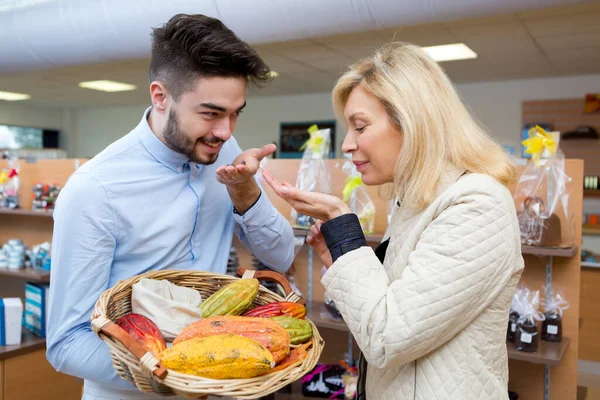 Kunde Riecht Kakaofruchtsaat — Stockfoto