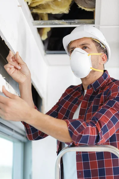 Trabajador Subiendo Loft Para Aislar Techo Casa — Foto de Stock