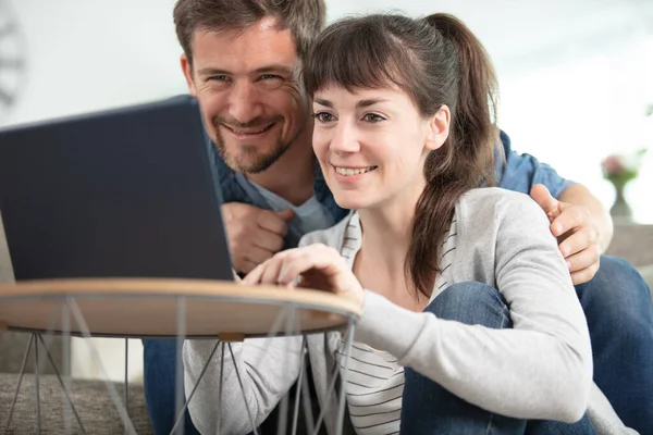 Jovem Casal Usando Laptop Mesa Casa — Fotografia de Stock