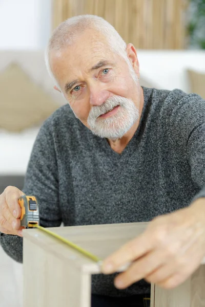 Glücklicher Senior Männchen Markierung Auf Holz — Stockfoto