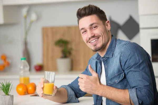 Schöner Mann Trinkt Orangensaft — Stockfoto