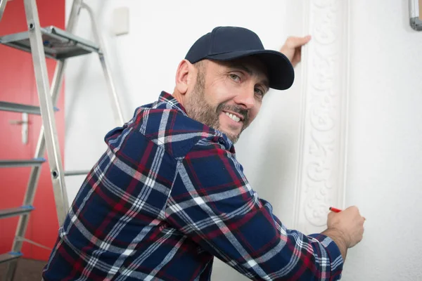 Plasterer Installing Stucco Decoration — Stock Photo, Image