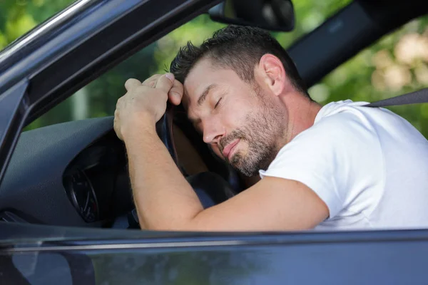Βαριούνται Άνθρωπος Στο Τιμόνι Του Αυτοκινήτου Ύπνου — Φωτογραφία Αρχείου
