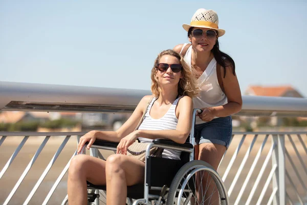 Ανάπηρο Κορίτσι Στην Αναπηρική Καρέκλα Φίλο Της — Φωτογραφία Αρχείου