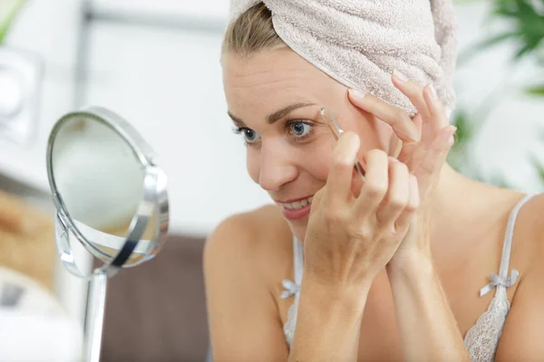 Mujer Cosméticos Tapones Para Cuidado Facial Sus Cejas — Foto de Stock