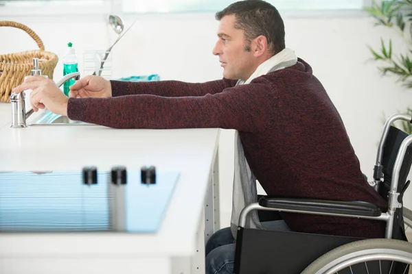 Handicapé Assis Fauteuil Roulant Dans Cuisine — Photo