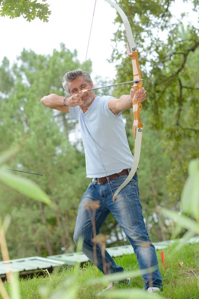 Bågskytte Man Skjuta Pil Med Båge Naturen — Stockfoto