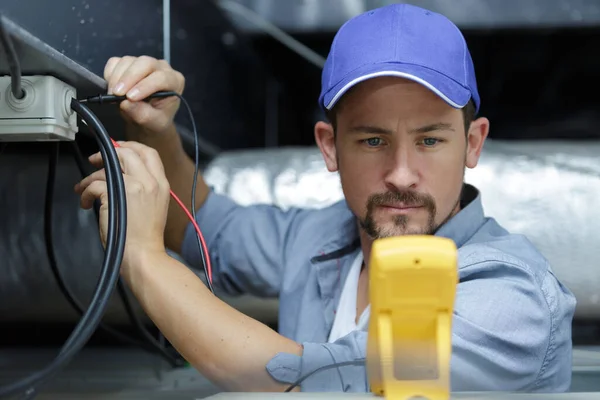 Eletricista Está Consertando Cabo Elétrico — Fotografia de Stock