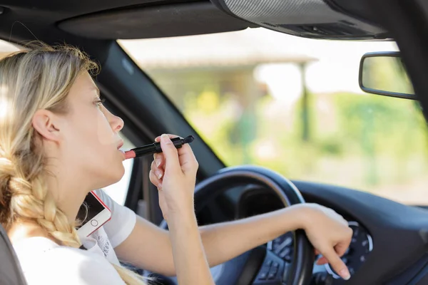 Jeune Femme Appliquant Rouge Lèvres Dans Siège Conduite Voiture — Photo