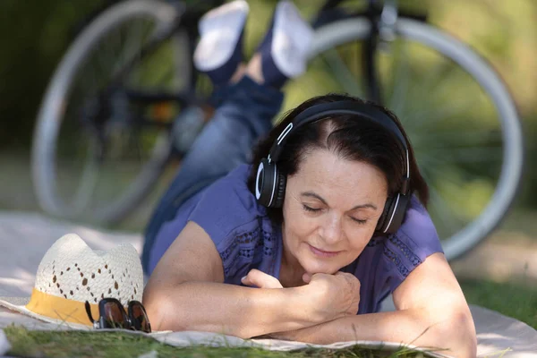 Senior Femme Lecture Livre Posé Sur Herbe — Photo