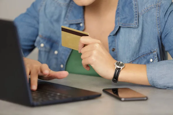Mulher Segurando Cartão Crédito Compras Online — Fotografia de Stock
